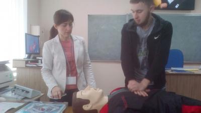 Учені відпрацьовують прийоми серцево-легеневої реанімації на тренажері "Максим-ІІІ"